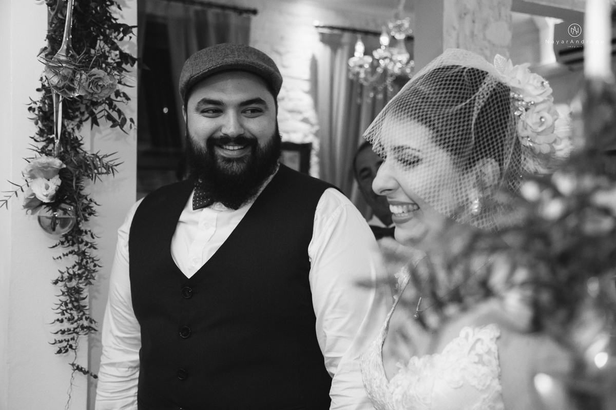 casamento mini wedding rustico noturno no casinha quintal em sao paulo. Noivo de boina e gravata borboleta, noiva de chapeu. Nayara Andrade Fotografa