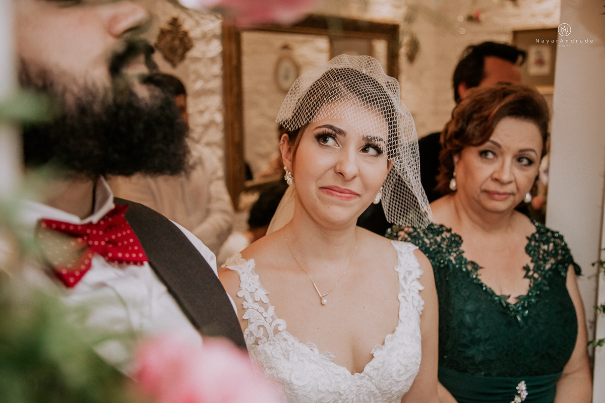 casamento mini wedding rustico noturno no casinha quintal em sao paulo. Noivo de boina e gravata borboleta, noiva de chapeu. Nayara Andrade Fotografa