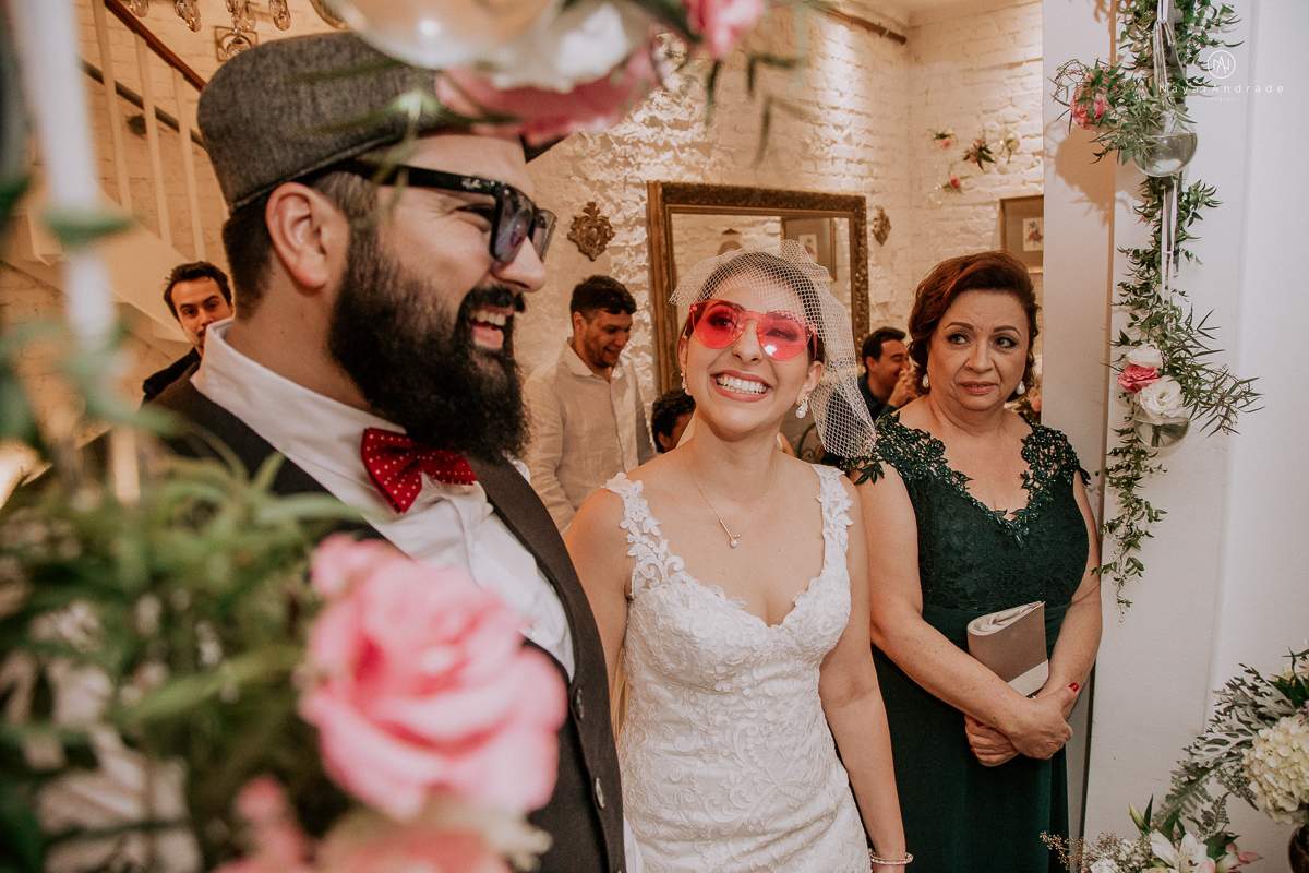 casamento mini wedding rustico noturno no casinha quintal em sao paulo. Noivo de boina e gravata borboleta, noiva de chapeu. Nayara Andrade Fotografa