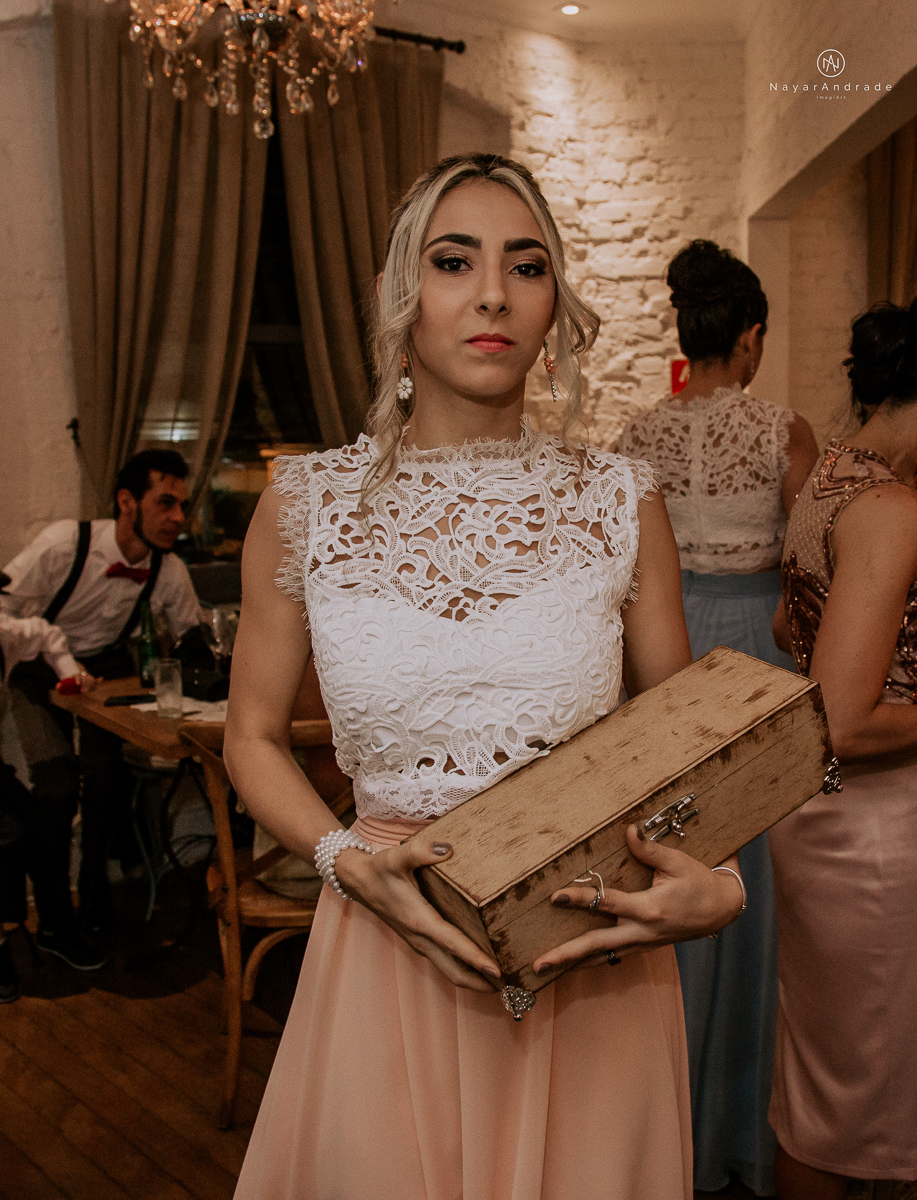 casamento mini wedding rustico noturno no casinha quintal em sao paulo. Noivo de boina e gravata borboleta, noiva de chapeu. Nayara Andrade Fotografa