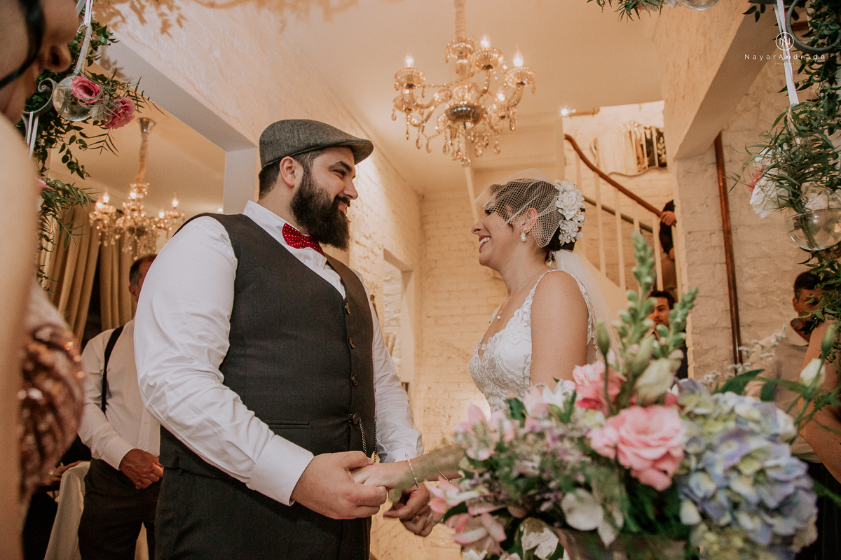 casamento mini wedding rustico noturno no casinha quintal em sao paulo. Noivo de boina e gravata borboleta, noiva de chapeu. Nayara Andrade Fotografa