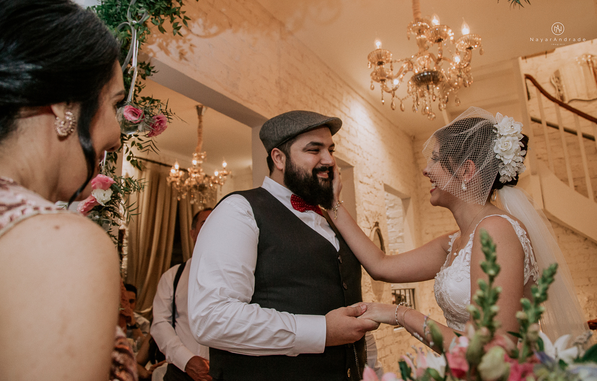 casamento mini wedding rustico noturno no casinha quintal em sao paulo. Noivo de boina e gravata borboleta, noiva de chapeu. Nayara Andrade Fotografa