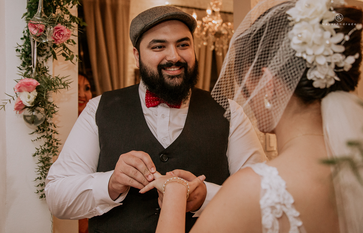 casamento mini wedding rustico noturno no casinha quintal em sao paulo. Noivo de boina e gravata borboleta, noiva de chapeu. Nayara Andrade Fotografa