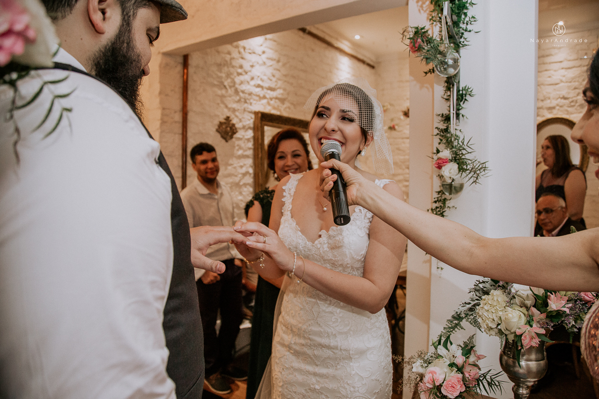 casamento mini wedding rustico noturno no casinha quintal em sao paulo. Noivo de boina e gravata borboleta, noiva de chapeu. Nayara Andrade Fotografa