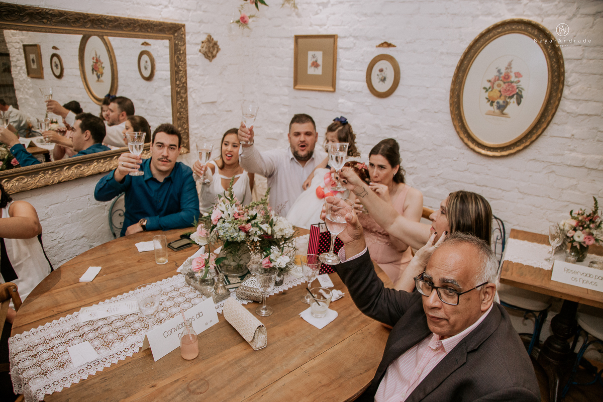 casamento mini wedding rustico noturno no casinha quintal em sao paulo. Noivo de boina e gravata borboleta, noiva de chapeu. Nayara Andrade Fotografa