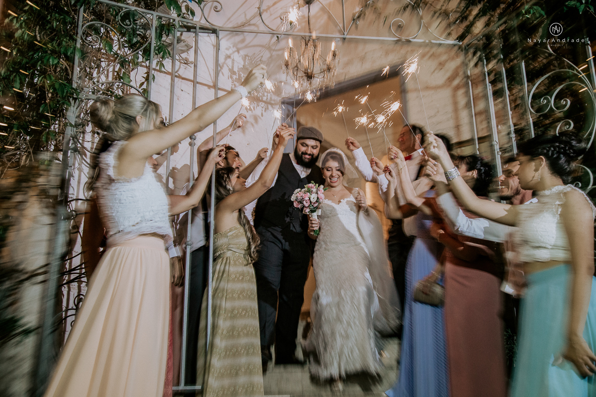casamento mini wedding rustico noturno no casinha quintal em sao paulo. Noivo de boina e gravata borboleta, noiva de chapeu. Nayara Andrade Fotografa
