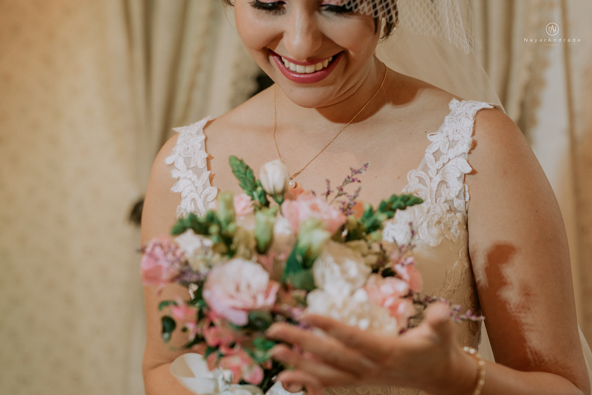casamento mini wedding rustico noturno no casinha quintal em sao paulo. Noivo de boina e gravata borboleta, noiva de chapeu. Nayara Andrade Fotografa