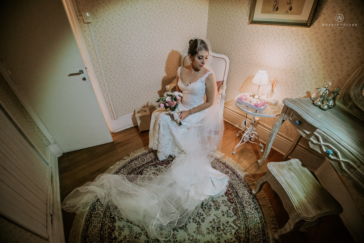 casamento mini wedding rustico noturno no casinha quintal em sao paulo. Noivo de boina e gravata borboleta, noiva de chapeu. Nayara Andrade Fotografa