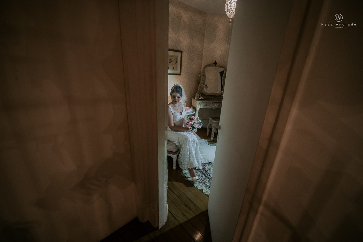 casamento mini wedding rustico noturno no casinha quintal em sao paulo. Noivo de boina e gravata borboleta, noiva de chapeu. Nayara Andrade Fotografa