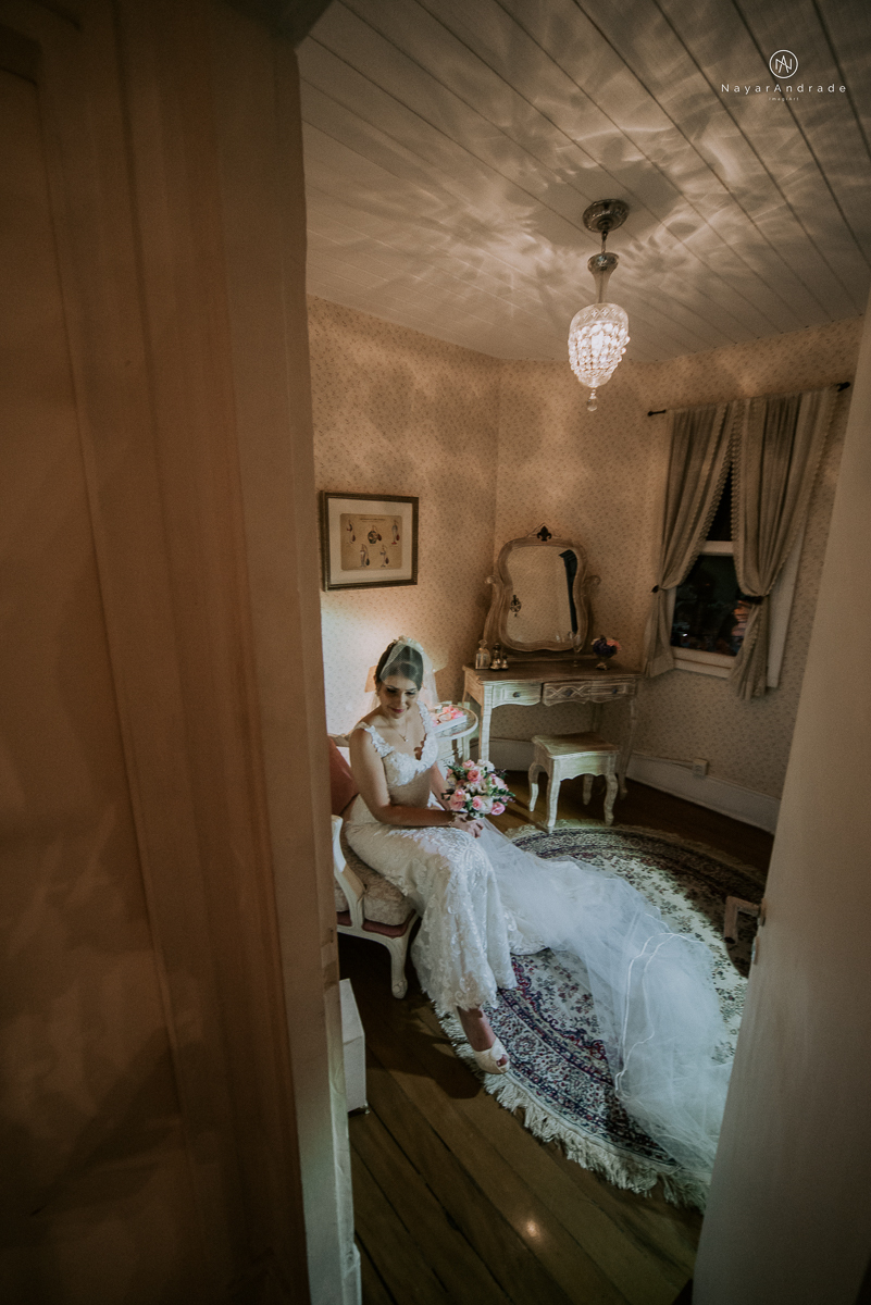 casamento mini wedding rustico noturno no casinha quintal em sao paulo. Noivo de boina e gravata borboleta, noiva de chapeu. Nayara Andrade Fotografa