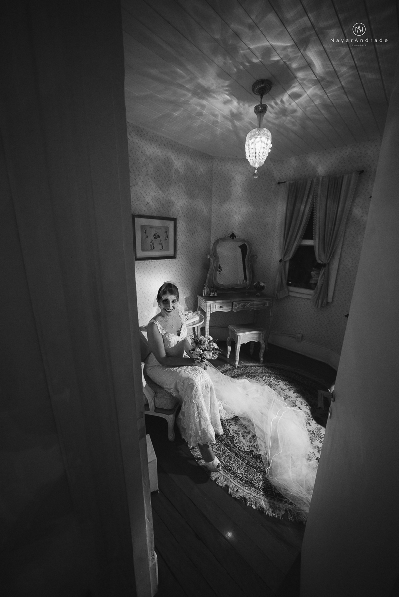 casamento mini wedding rustico noturno no casinha quintal em sao paulo. Noivo de boina e gravata borboleta, noiva de chapeu. Nayara Andrade Fotografa