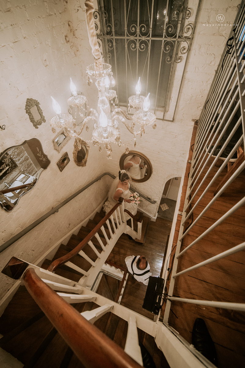 casamento mini wedding rustico noturno no casinha quintal em sao paulo. Noivo de boina e gravata borboleta, noiva de chapeu. Nayara Andrade Fotografa