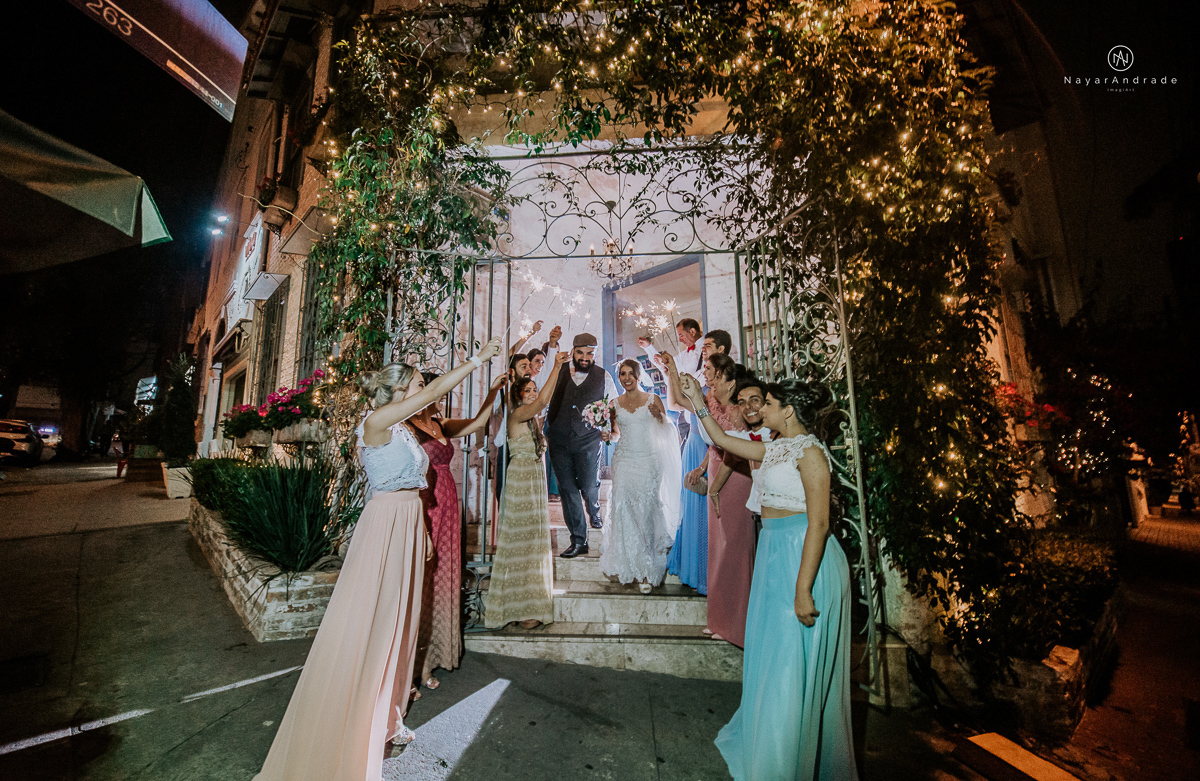 casamento mini wedding rustico noturno no casinha quintal em sao paulo. Noivo de boina e gravata borboleta, noiva de chapeu. Nayara Andrade Fotografa
