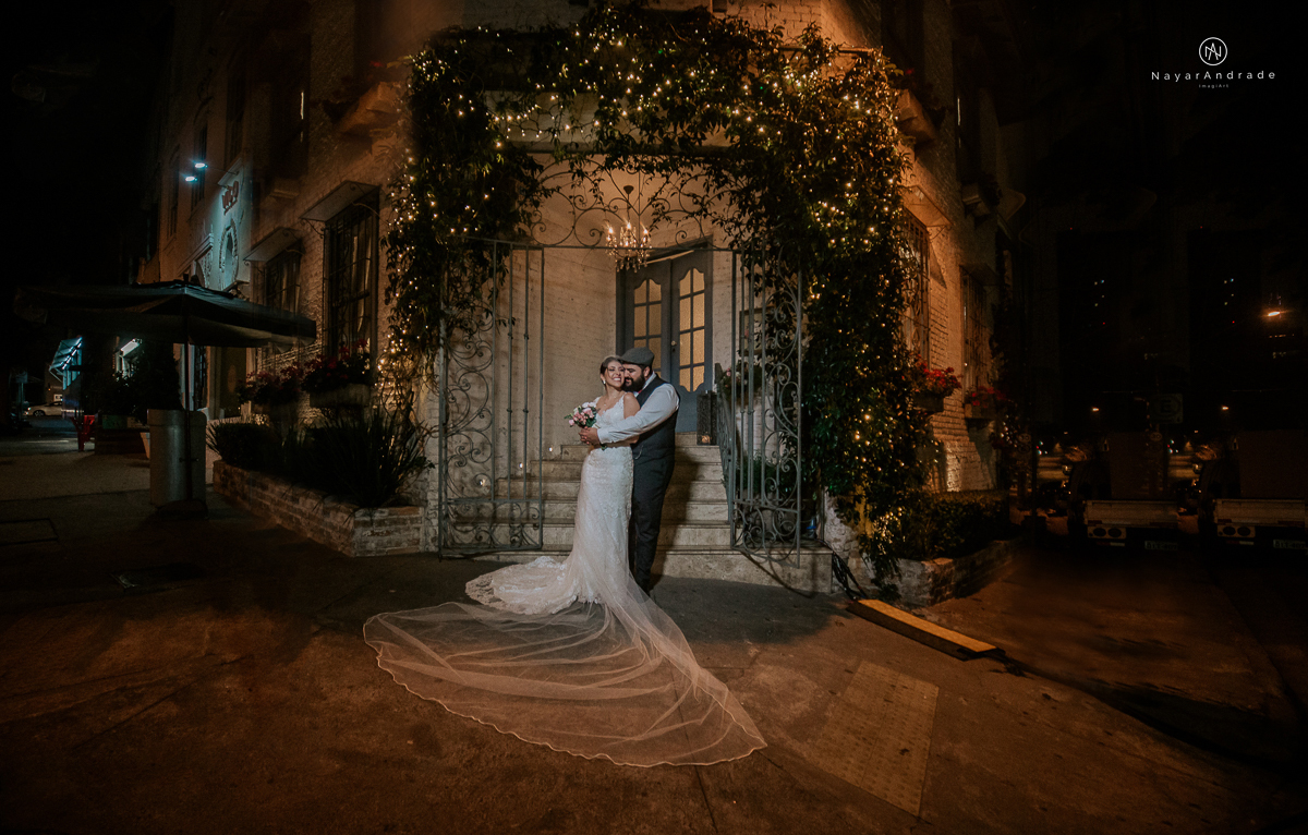 casamento mini wedding rustico noturno no casinha quintal em sao paulo. Noivo de boina e gravata borboleta, noiva de chapeu. Nayara Andrade Fotografa