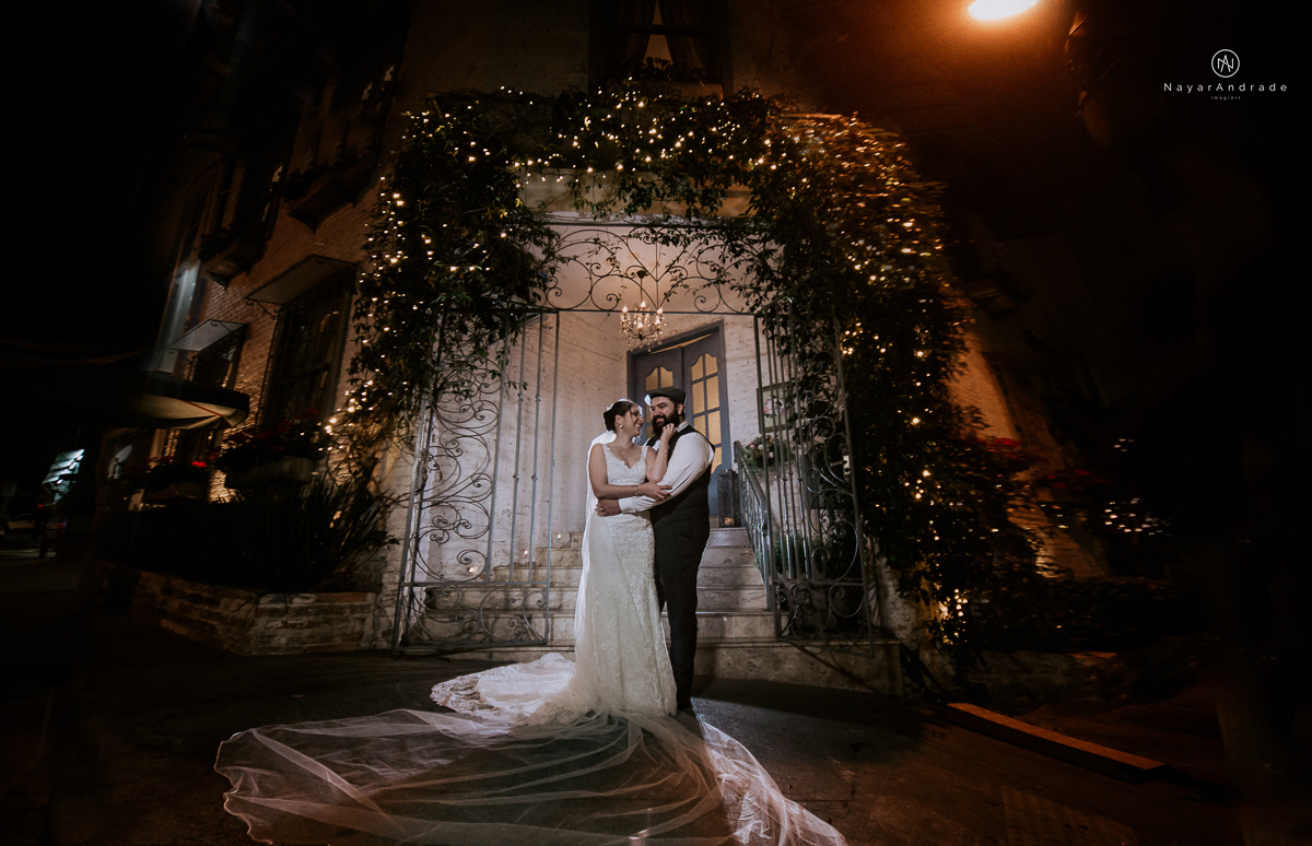 casamento mini wedding rustico noturno no casinha quintal em sao paulo. Noivo de boina e gravata borboleta, noiva de chapeu. Nayara Andrade Fotografa