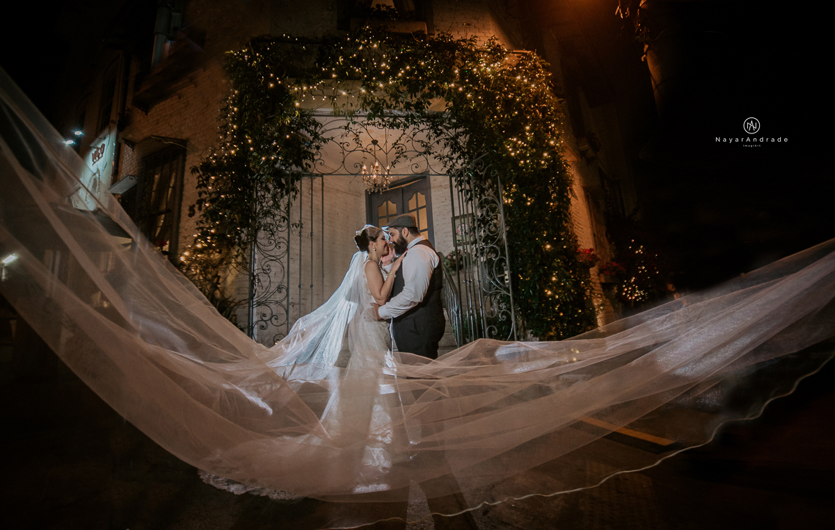 casamento mini wedding rustico noturno no casinha quintal em sao paulo. Noivo de boina e gravata borboleta, noiva de chapeu. e veu voando Nayara Andrade Fotografa
