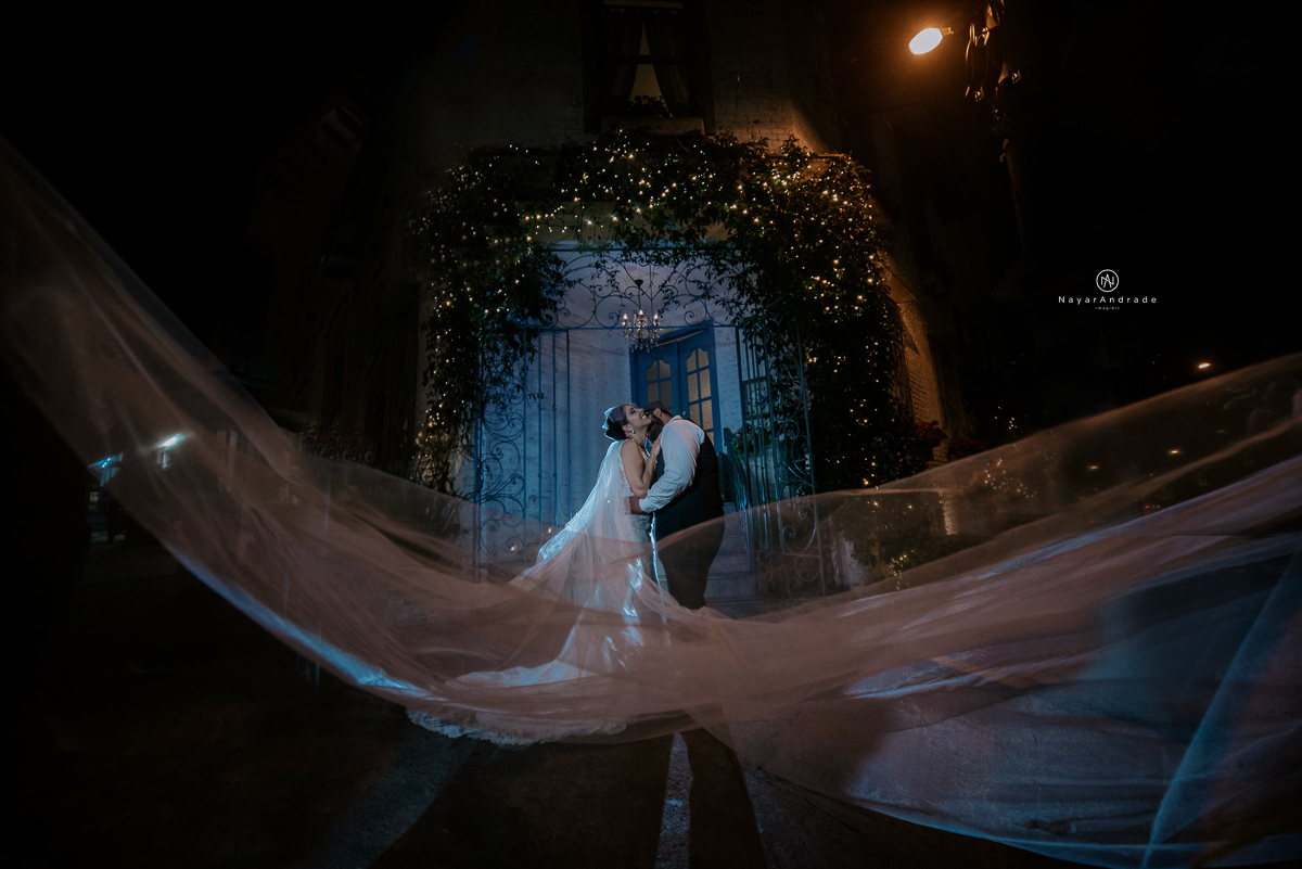casamento mini wedding rustico noturno no casinha quintal em sao paulo. Noivo de boina e gravata borboleta, noiva de chapeu. e veu voando Nayara Andrade Fotografa