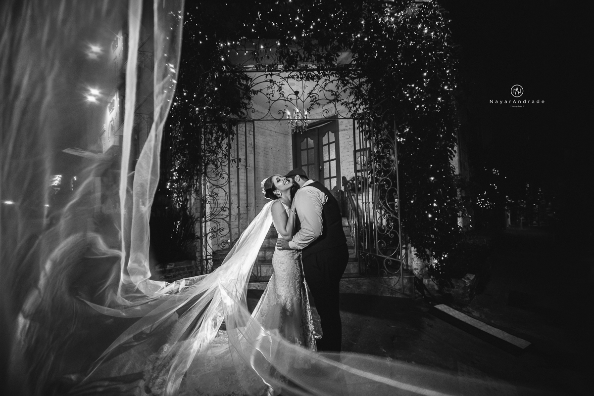 casamento mini wedding rustico noturno no casinha quintal em sao paulo. Noivo de boina e gravata borboleta, noiva de chapeu. e veu voando Nayara Andrade Fotografa