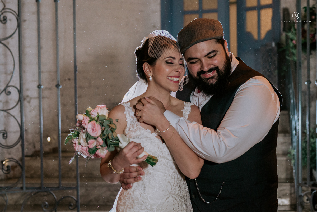 casamento mini wedding rustico noturno no casinha quintal em sao paulo. Noivo de boina e gravata borboleta, noiva de chapeu. Nayara Andrade Fotografa