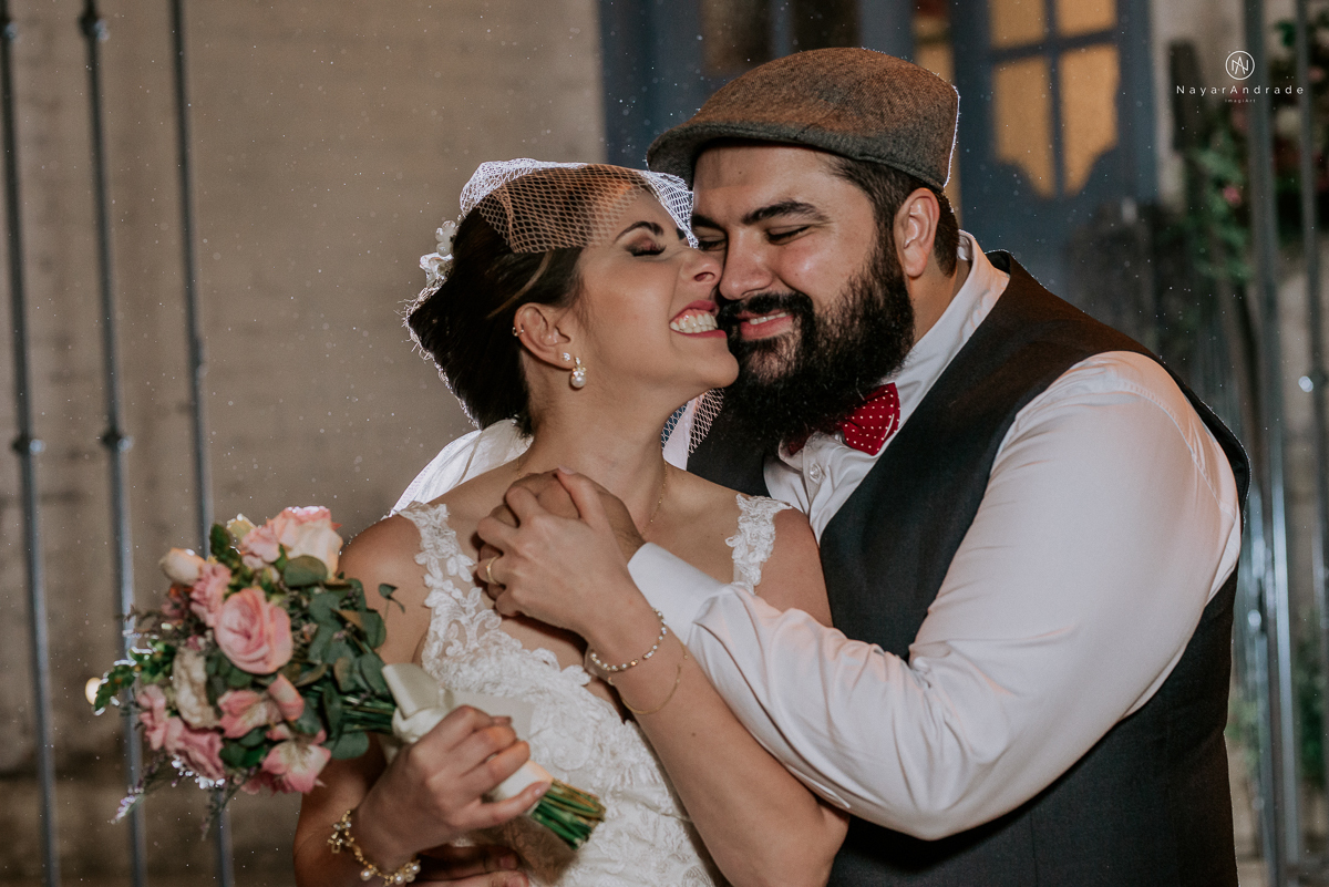 casamento mini wedding rustico noturno no casinha quintal em sao paulo. Noivo de boina e gravata borboleta, noiva de chapeu. Nayara Andrade Fotografa