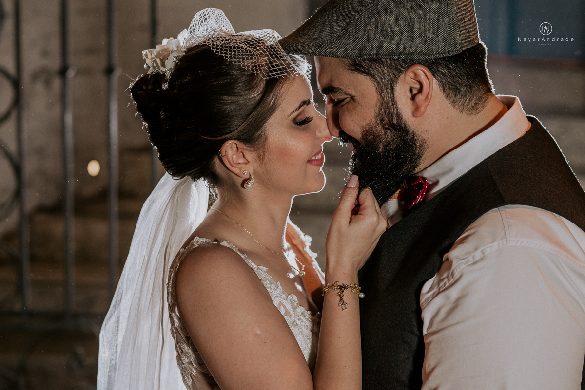 casamento mini wedding rustico noturno no casinha quintal em sao paulo. Noivo de boina e gravata borboleta, noiva de chapeu. Nayara Andrade Fotografa