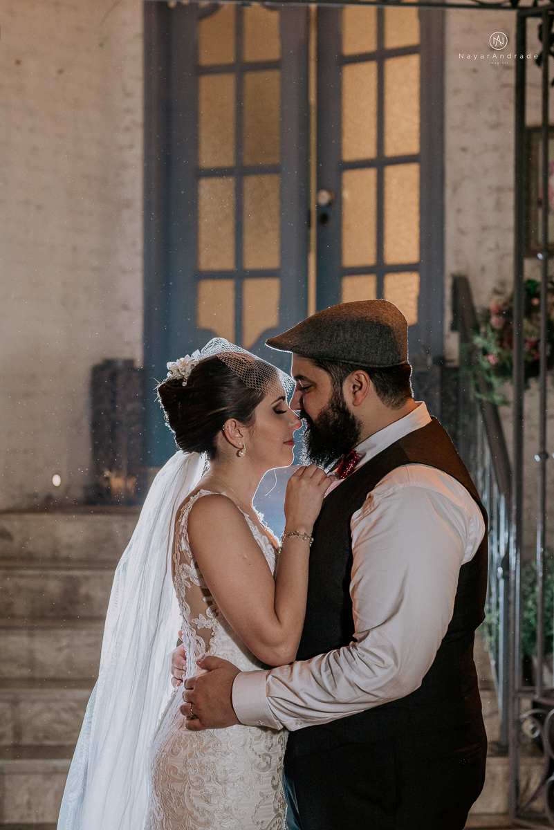 casamento mini wedding rustico noturno no casinha quintal em sao paulo. Noivo de boina e gravata borboleta, noiva de chapeu. Nayara Andrade Fotografa