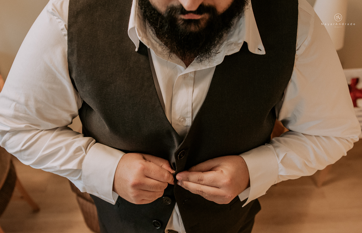 casamento rustico noturno no casinha quintal em sao paulo. Noivo de boina e gravata borboleta, noiva de chapeu. Nayara Andrade Fotografa