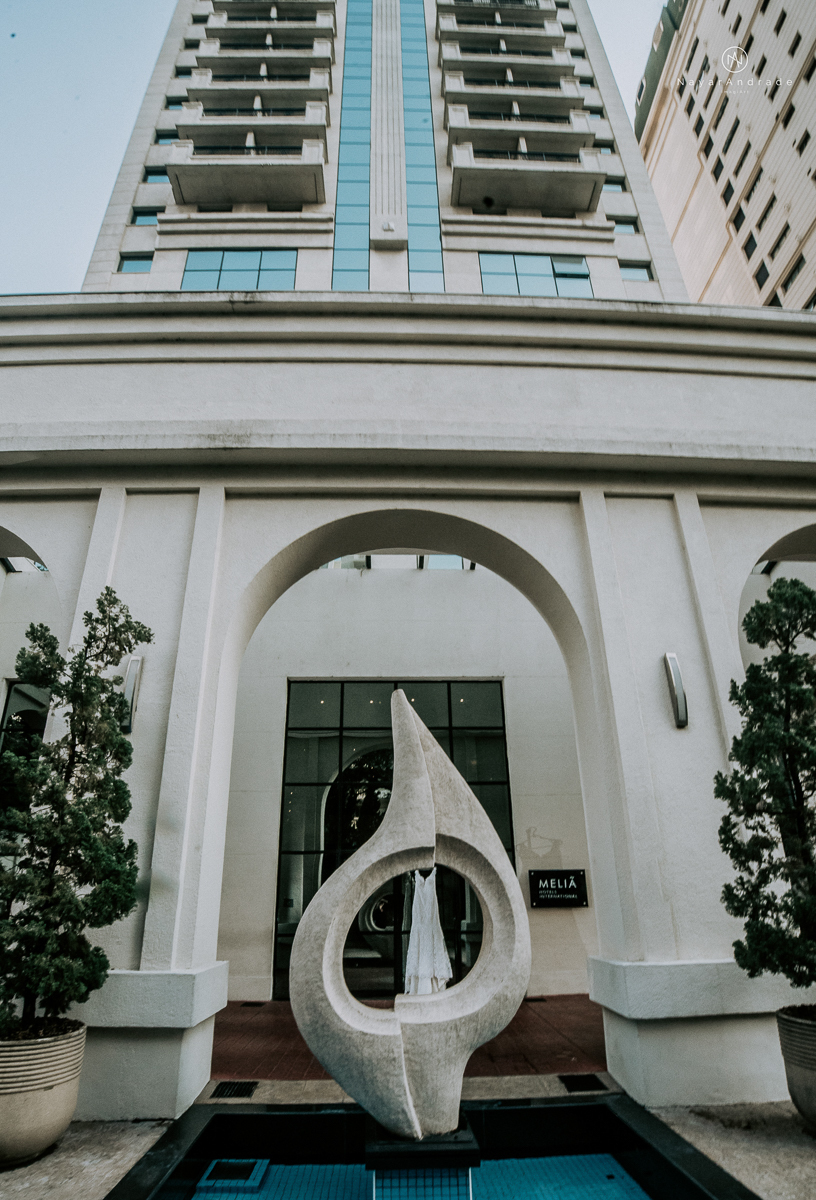 casamento rustico noturno no casinha quintal em sao paulo. Noivo de boina e gravata borboleta, noiva de chapeu. Nayara Andrade Fotografa