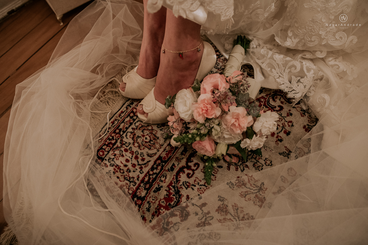 casamento rustico noturno no casinha quintal em sao paulo. Noivo de boina e gravata borboleta, noiva de chapeu. Nayara Andrade Fotografa