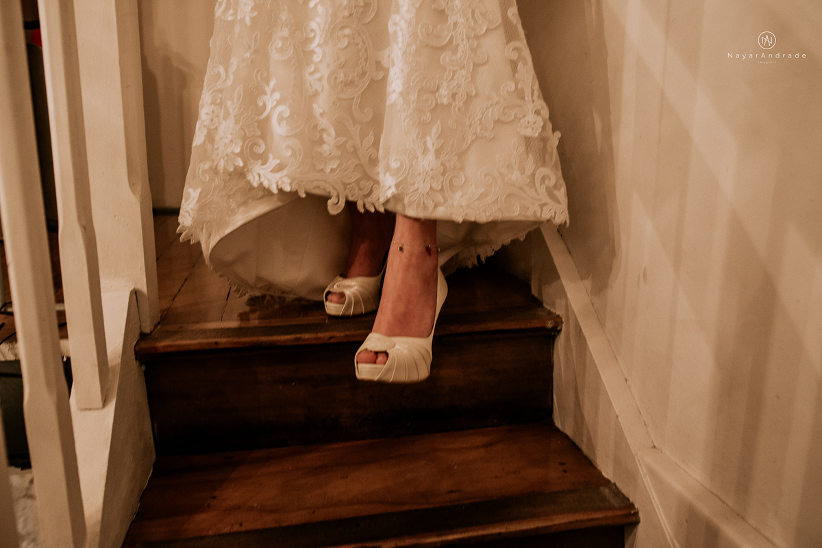 casamento rustico noturno no casinha quintal em sao paulo. Noivo de boina e gravata borboleta, noiva de chapeu. Nayara Andrade Fotografa