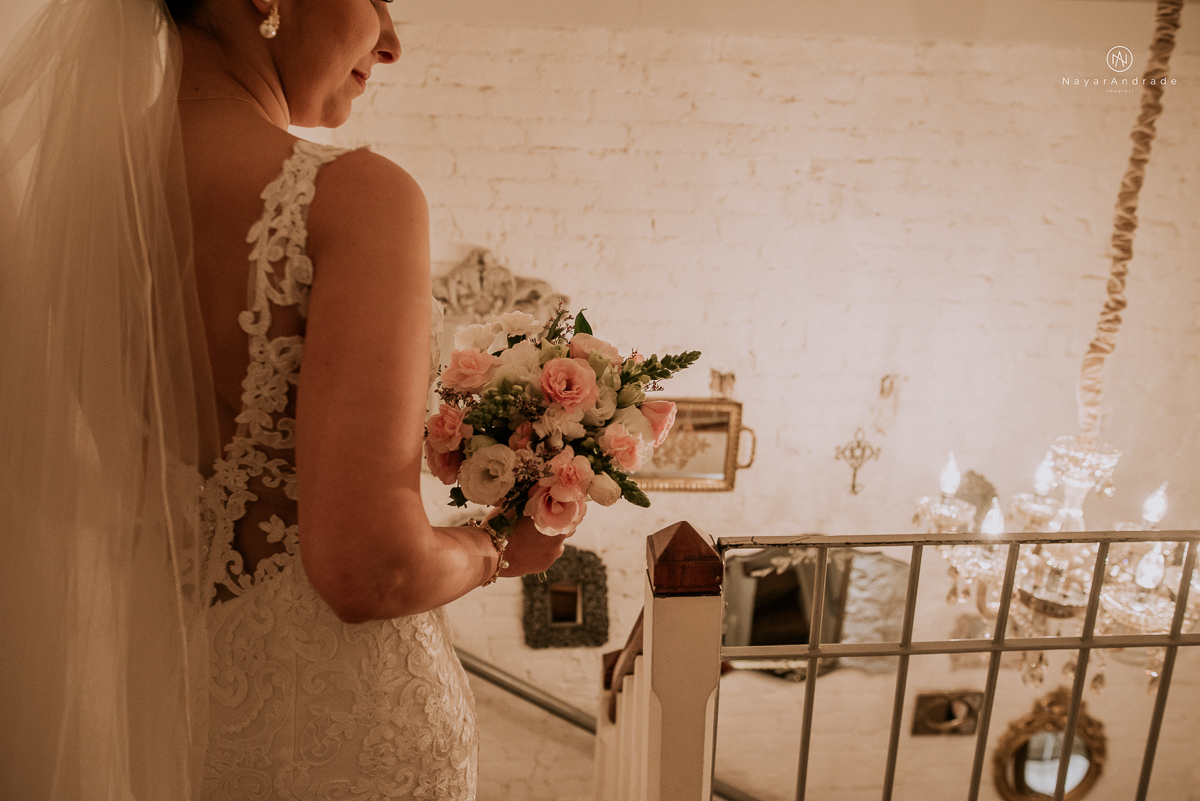 casamento rustico noturno no casinha quintal em sao paulo. Noivo de boina e gravata borboleta, noiva de chapeu. Nayara Andrade Fotografa
