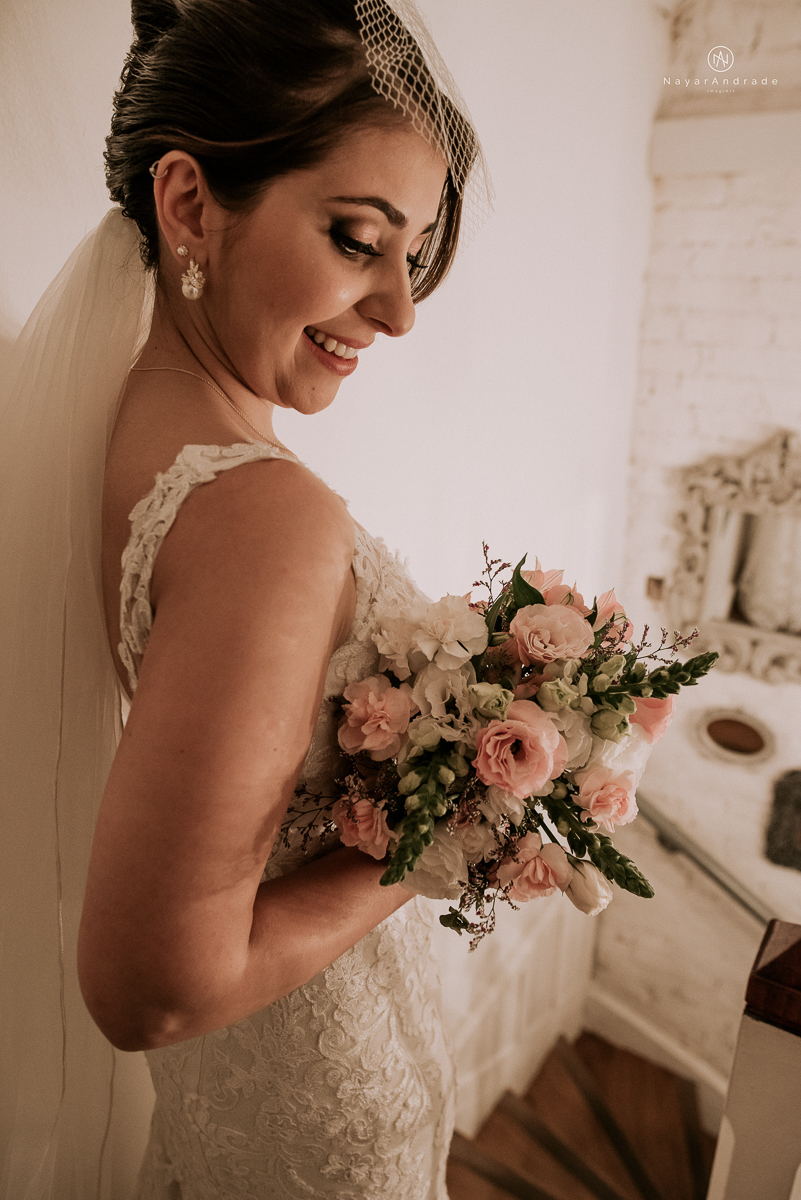 casamento rustico noturno no casinha quintal em sao paulo. Noivo de boina e gravata borboleta, noiva de chapeu. Nayara Andrade Fotografa