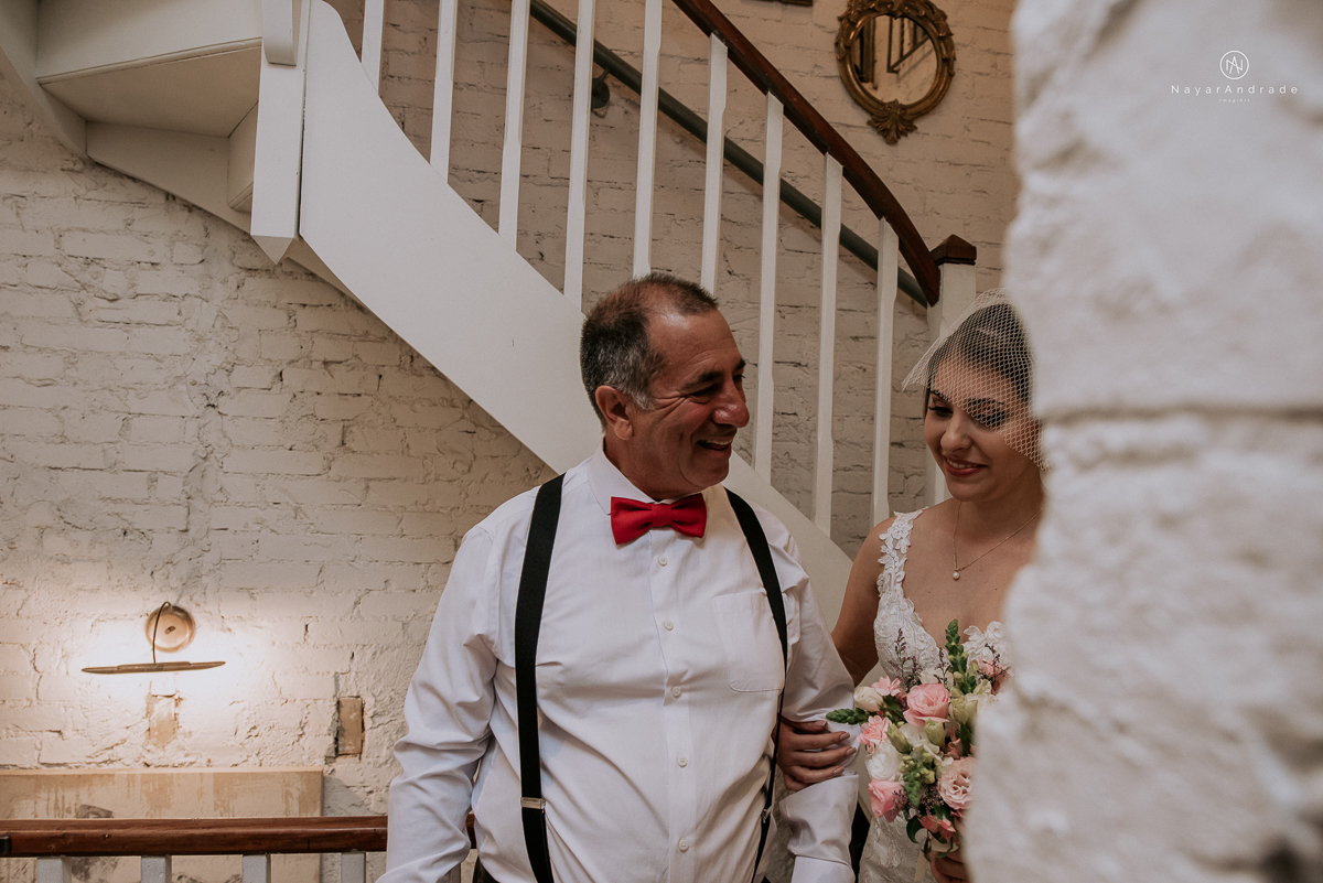 casamento mini wedding rustico noturno no casinha quintal em sao paulo. Noivo de boina e gravata borboleta, noiva de chapeu. Nayara Andrade Fotografa