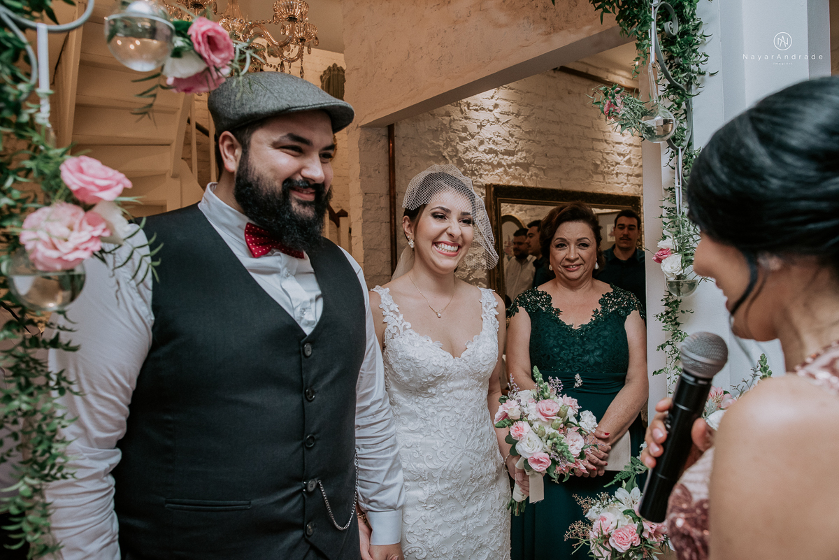 casamento rustico noturno no casinha quintal em sao paulo. Noivo de boina e gravata borboleta, noiva de chapeu. Nayara Andrade Fotografa