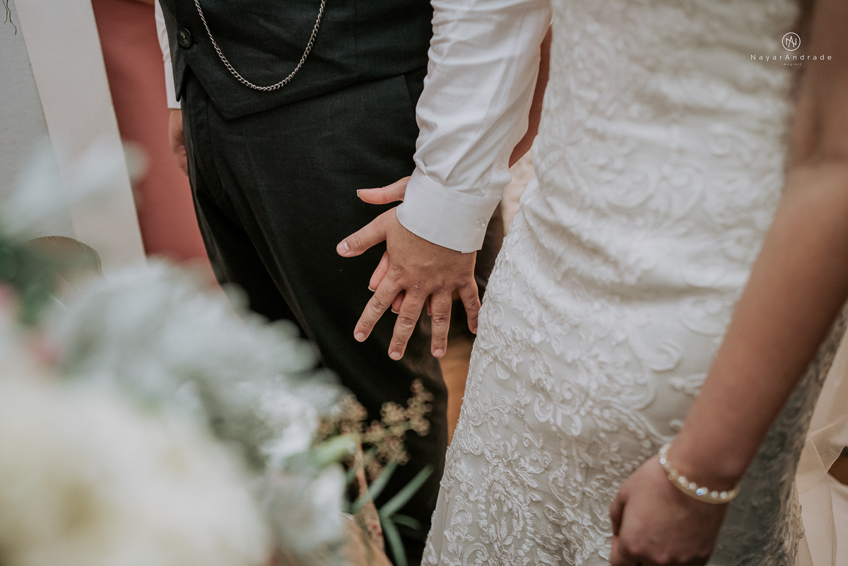 casamento mini wedding rustico noturno no casinha quintal em sao paulo. Noivo de boina e gravata borboleta, noiva de chapeu. Nayara Andrade Fotografa