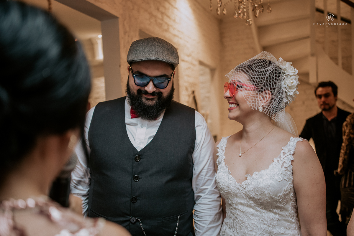 casamento mini wedding rustico noturno no casinha quintal em sao paulo. Noivo de boina e gravata borboleta, noiva de chapeu. Nayara Andrade Fotografa