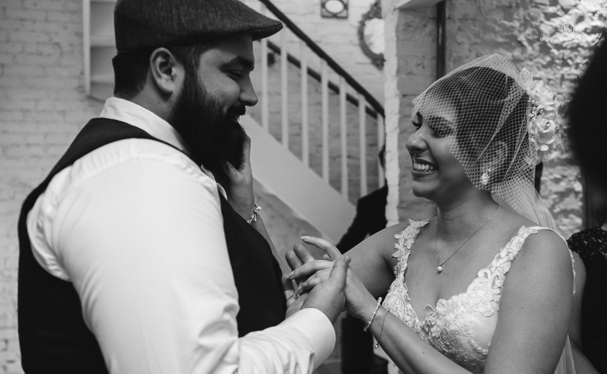 casamento mini wedding rustico noturno no casinha quintal em sao paulo. Noivo de boina e gravata borboleta, noiva de chapeu. Nayara Andrade Fotografa