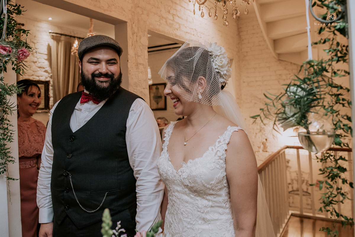casamento mini wedding rustico noturno no casinha quintal em sao paulo. Noivo de boina e gravata borboleta, noiva de chapeu. Nayara Andrade Fotografa