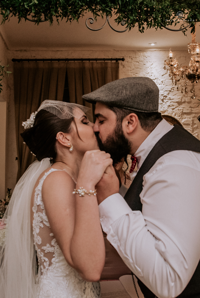 casamento mini wedding rustico noturno no casinha quintal em sao paulo. Noivo de boina e gravata borboleta, noiva de chapeu. Nayara Andrade Fotografa