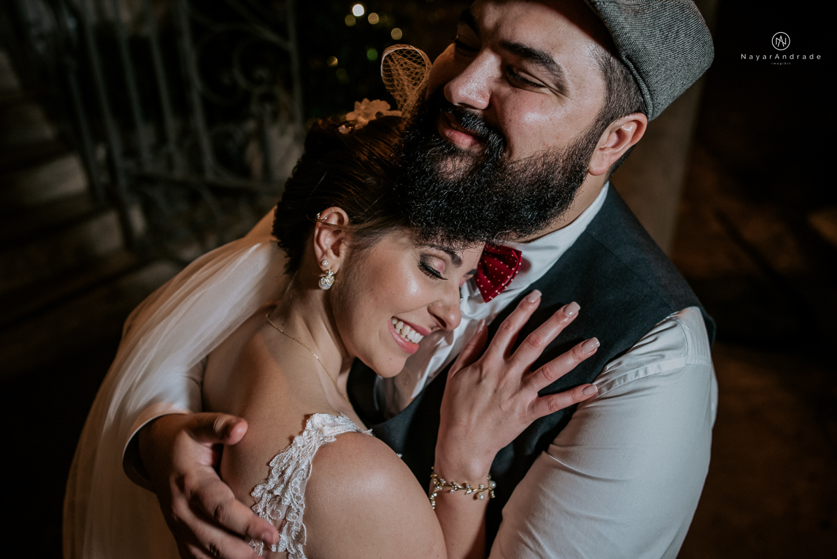 casamento mini wedding rustico noturno no casinha quintal em sao paulo. Noivo de boina e gravata borboleta, noiva de chapeu. Nayara Andrade Fotografa