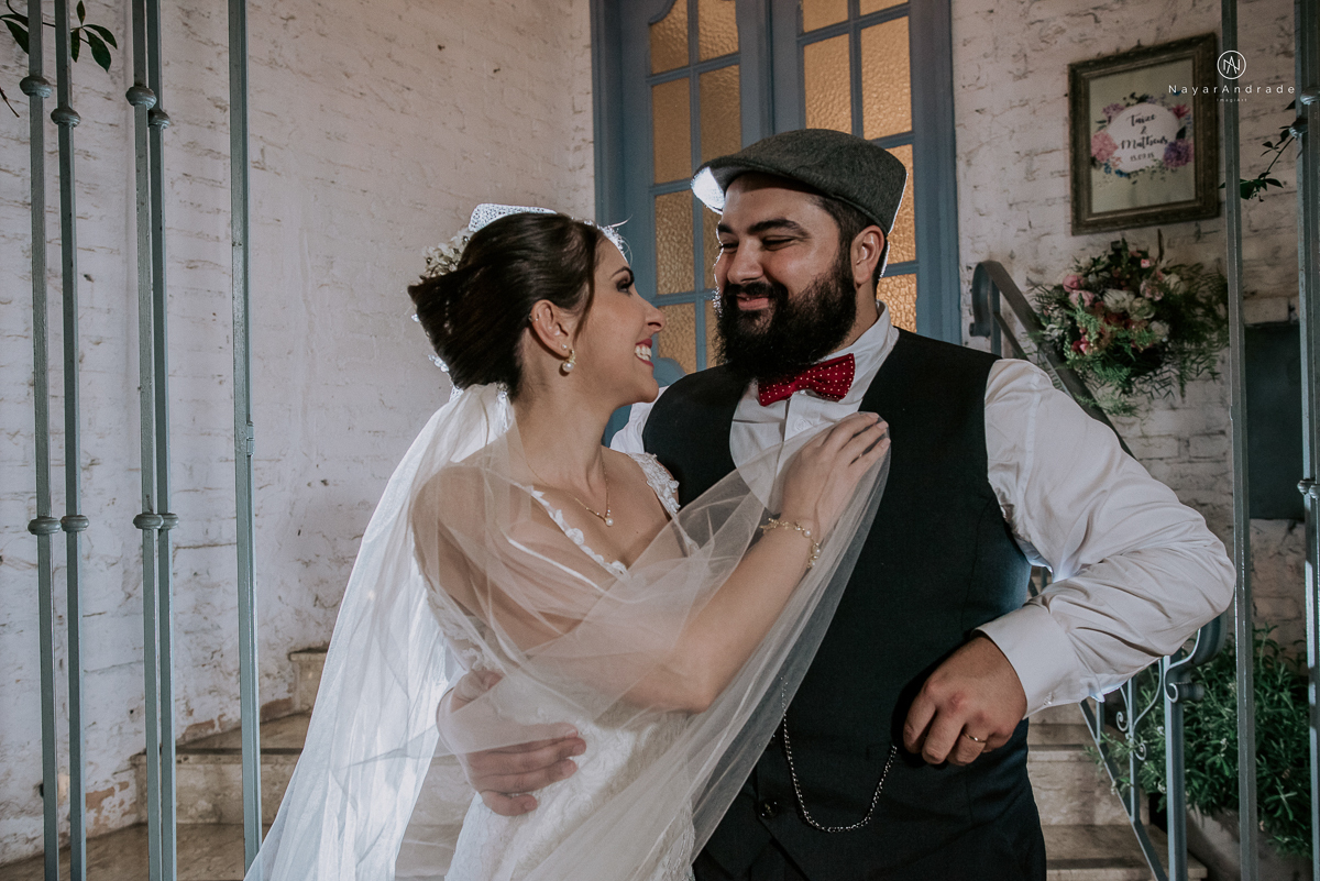 casamento mini wedding rustico noturno no casinha quintal em sao paulo. Noivo de boina e gravata borboleta, noiva de chapeu. Nayara Andrade Fotografa
