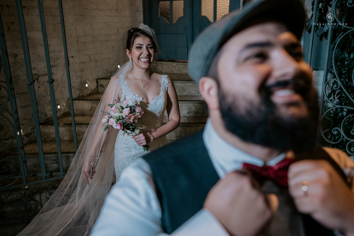 casamento mini wedding rustico noturno no casinha quintal em sao paulo. Noivo de boina e gravata borboleta, noiva de chapeu. Nayara Andrade Fotografa