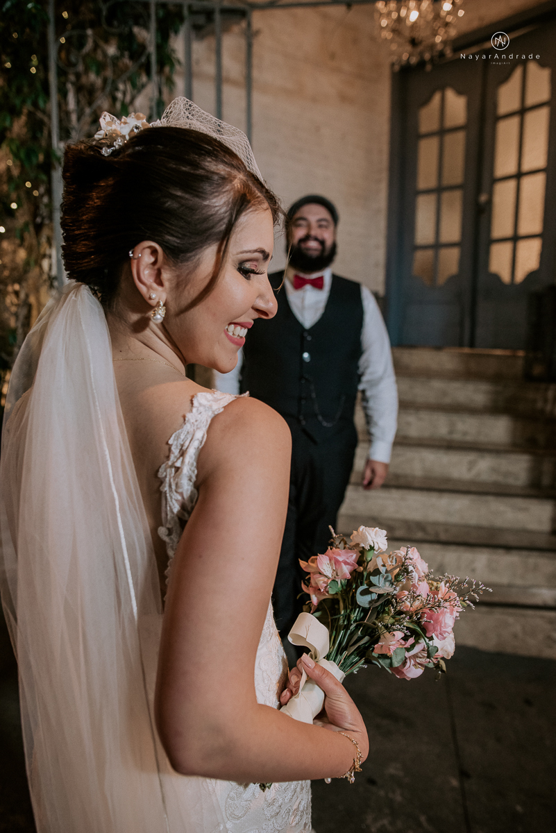 casamento mini wedding rustico noturno no casinha quintal em sao paulo. Noivo de boina e gravata borboleta, noiva de chapeu. Nayara Andrade Fotografa