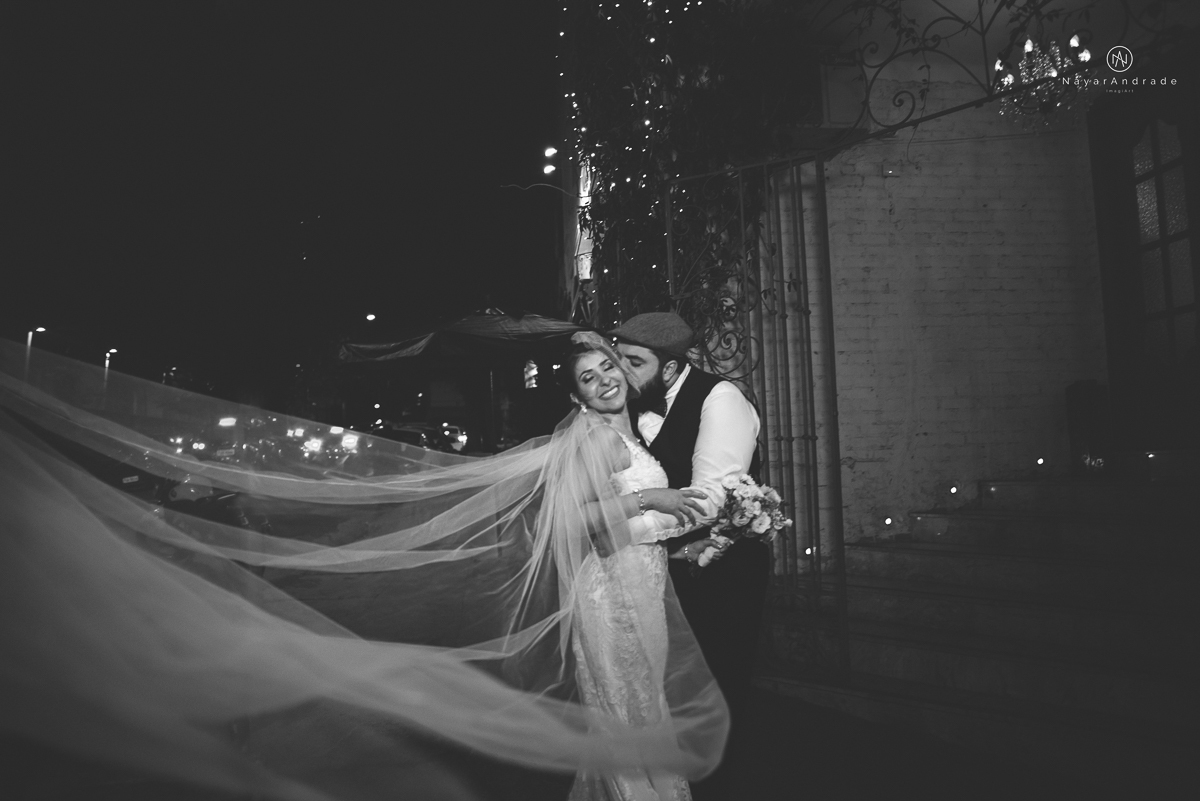 casamento mini wedding rustico noturno no casinha quintal em sao paulo. Noivo de boina e gravata borboleta, noiva de chapeu. Nayara Andrade Fotografa