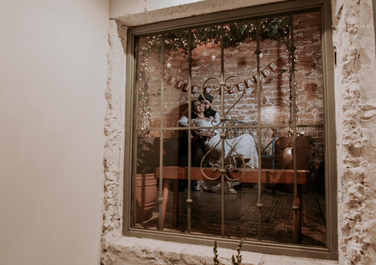 casamento mini wedding rustico noturno no casinha quintal em sao paulo. Noivo de boina e gravata borboleta, noiva de chapeu. Nayara Andrade Fotografa