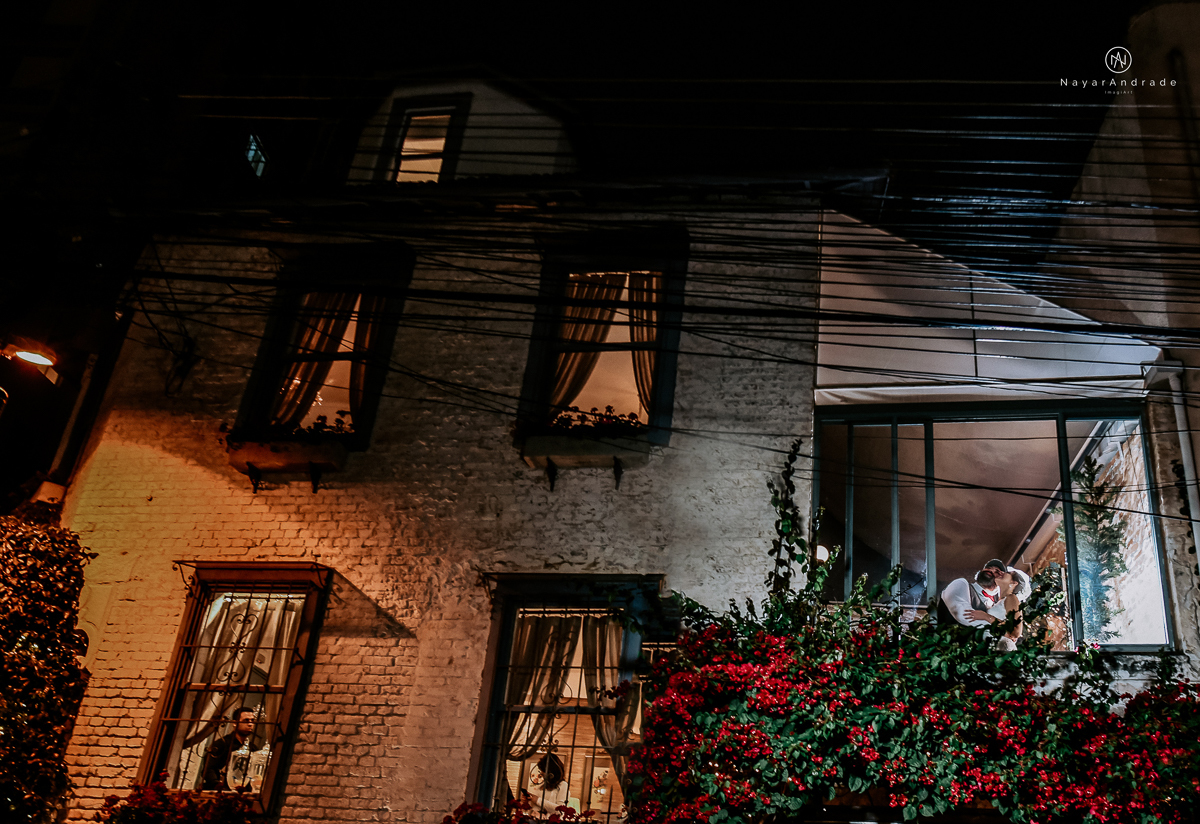 casamento mini wedding rustico noturno no casinha quintal em sao paulo. Noivo de boina e gravata borboleta, noiva de chapeu. Nayara Andrade Fotografa