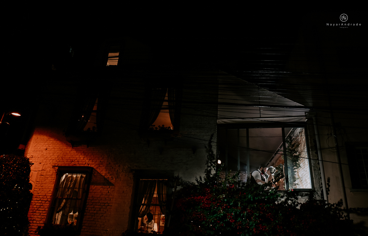 casamento mini wedding rustico noturno no casinha quintal em sao paulo. Noivo de boina e gravata borboleta, noiva de chapeu. Nayara Andrade Fotografa