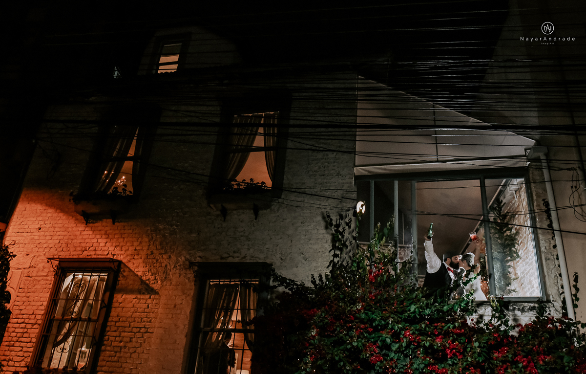 casamento mini wedding rustico noturno no casinha quintal em sao paulo. Noivo de boina e gravata borboleta, noiva de chapeu. Nayara Andrade Fcasamento mini wedding rustico noturno no casinha quintal em sao paulo. Noivo de boina e gravata borboletaotografa