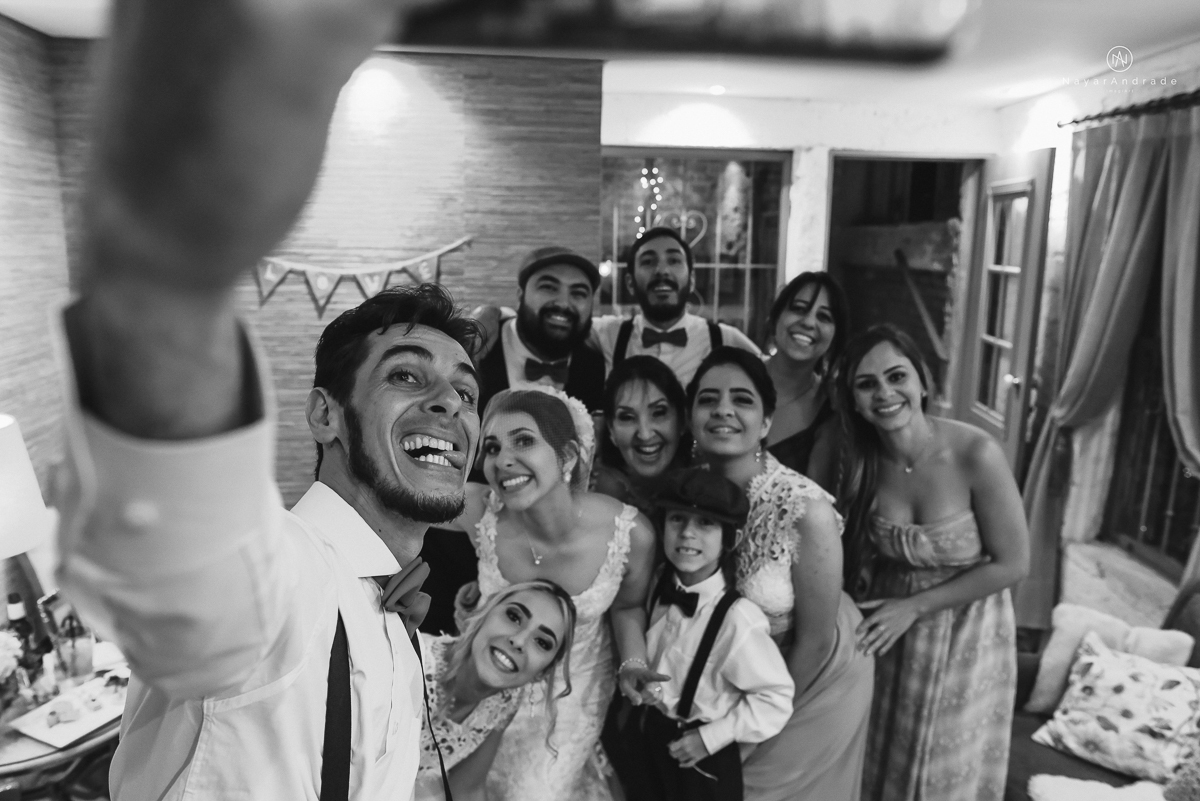 casamento mini wedding rustico noturno no casinha quintal em sao paulo. Noivo de boina e gravata borboleta, noiva de chapeu. Nayara Andrade Fotografa