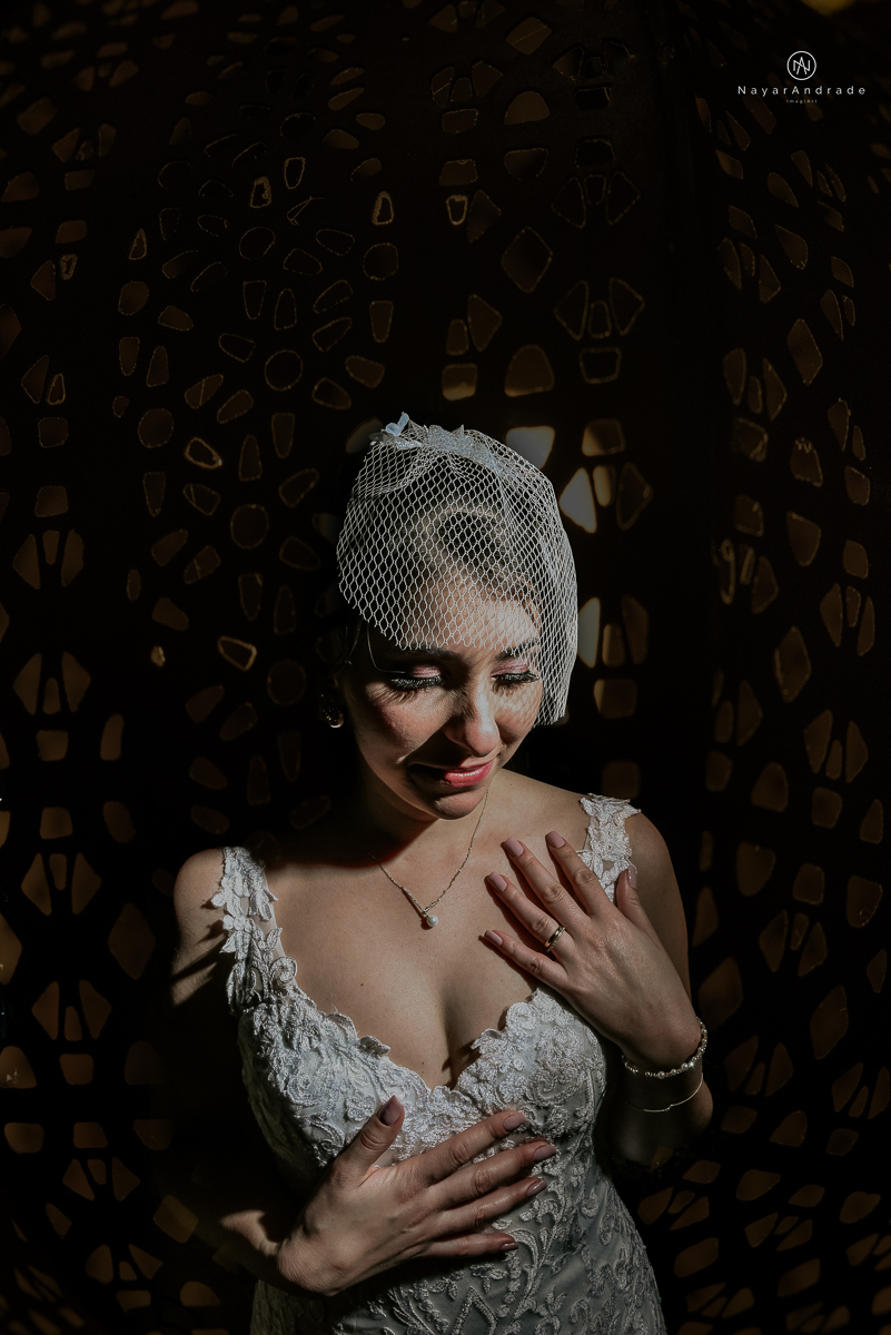 casamento mini wedding rustico noturno no casinha quintal em sao paulo. Noivo de boina e gravata borboleta, noiva de chapeu. Nayara Andrade Fotografa